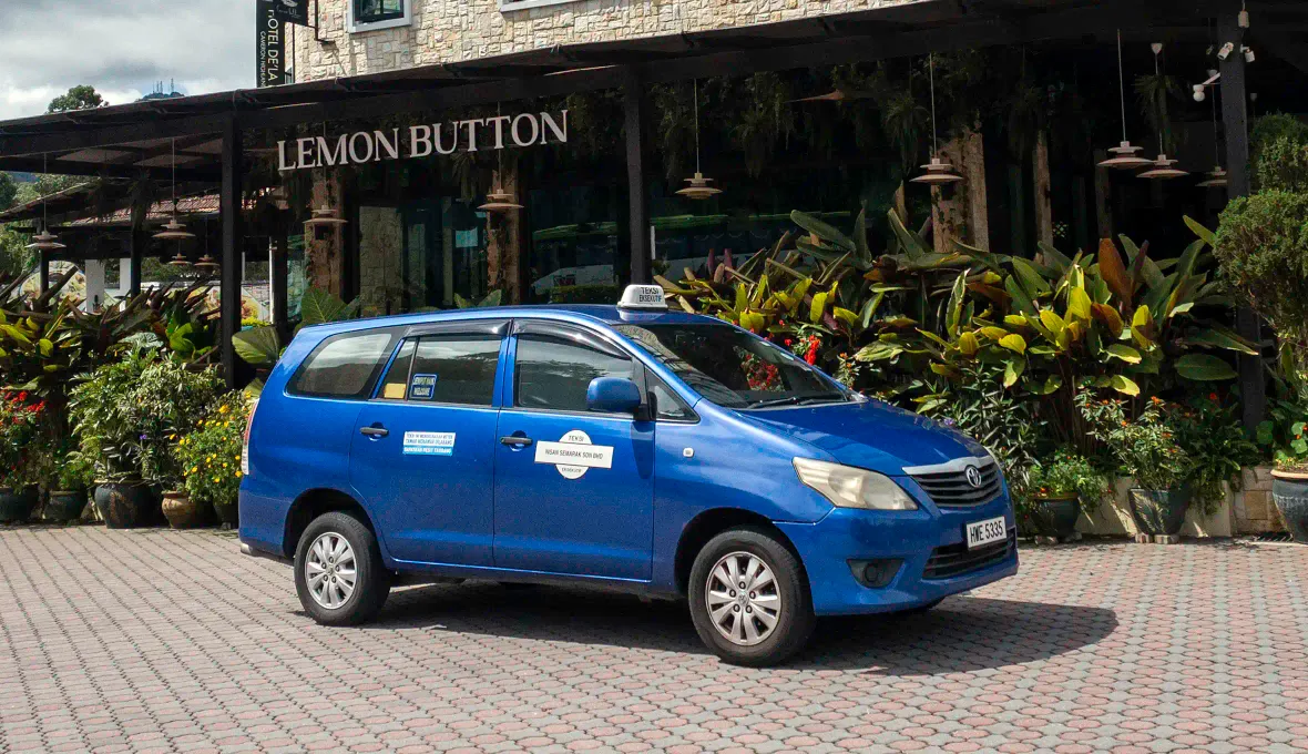 My Little Taxi Toyota Innova MPV in Cameron Highlands Blue My Little Taxi Toyota Innova MPV parked outside Lemon Button in Cameron Highlands.