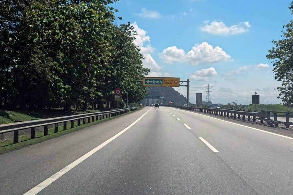 Highway sign showing the route from Kuala Lumpur to Ipoh